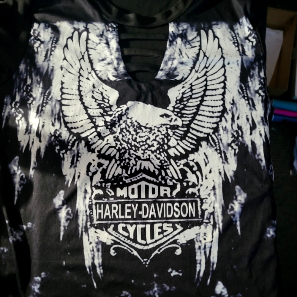 Wo.ens long sleeve harley davidson logo on front